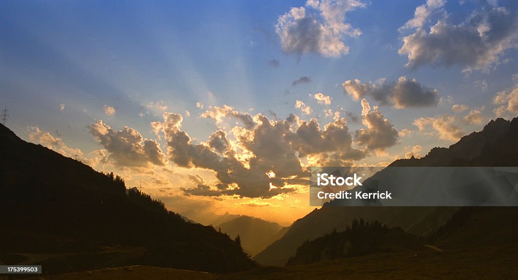 Atardecer en el área de los Alpes - Foto de stock de Aire libre libre de derechos