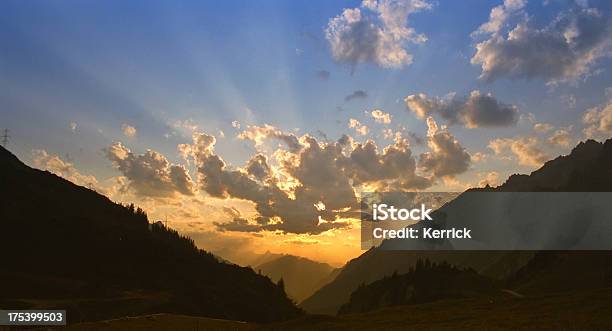 Tramonto Sulle Alpi - Fotografie stock e altre immagini di Alpi - Alpi, Ambientazione esterna, Arancione