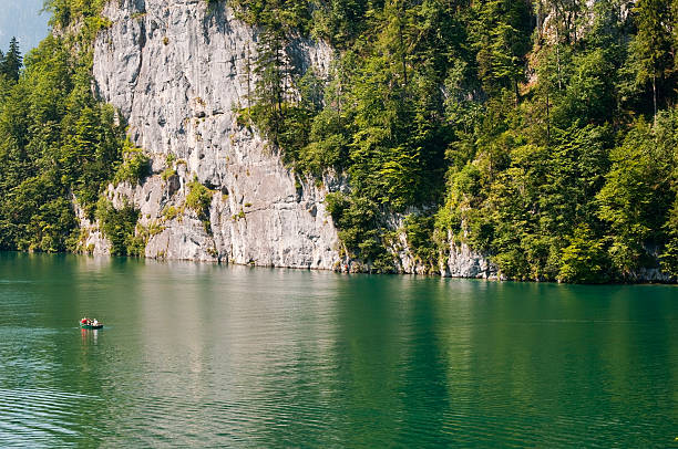 barco a remos no lago königssee - koenigsee imagens e fotografias de stock