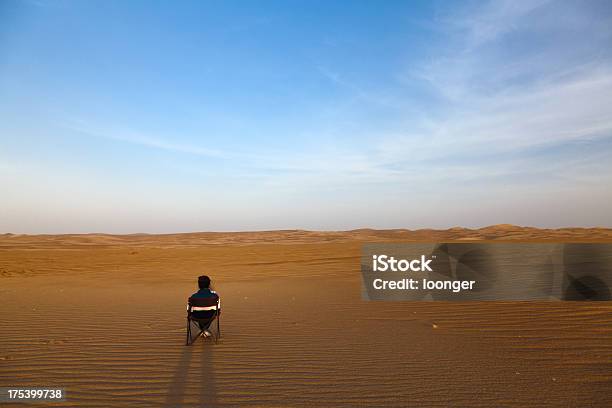 Solitario Nel Deserto - Fotografie stock e altre immagini di Solitudine - Solitudine, Solo una donna, Deserto