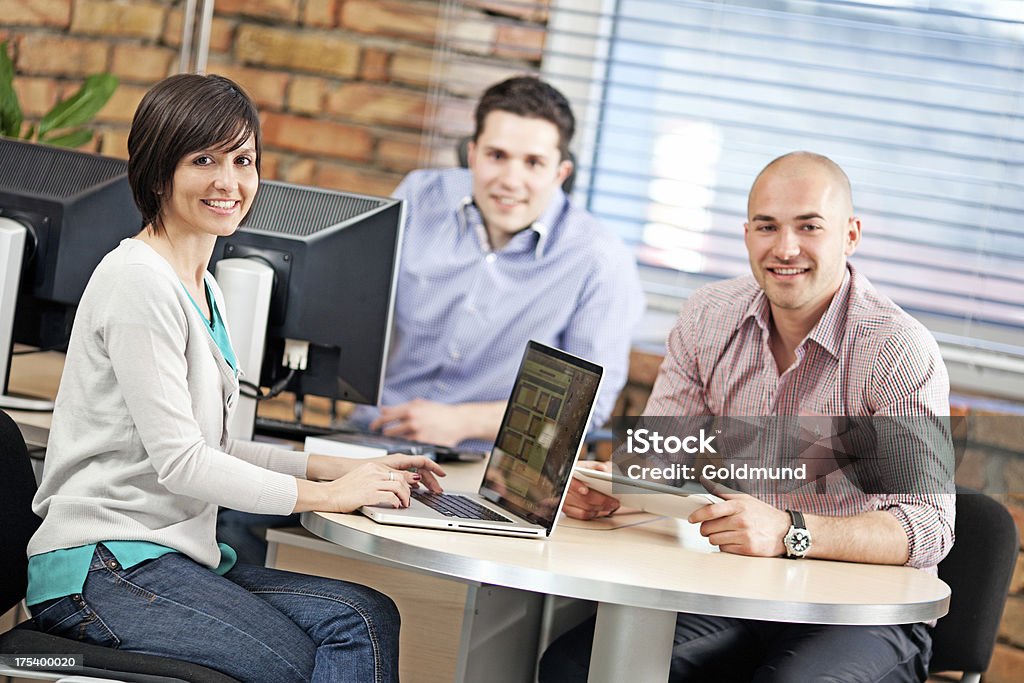 Equipe de negócios, trabalhando no escritório - Foto de stock de 25-30 Anos royalty-free