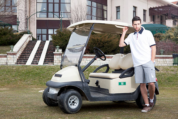 debout sur le green, avec voiturette de golf - golf cart golf mode of transport transportation photos et images de collection