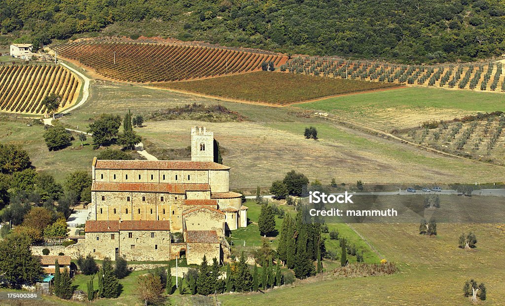 Abadia de Sant'Antimo na Toscana - Foto de stock de Abadia - Mosteiro royalty-free