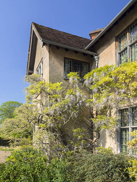 istock country house 175400479