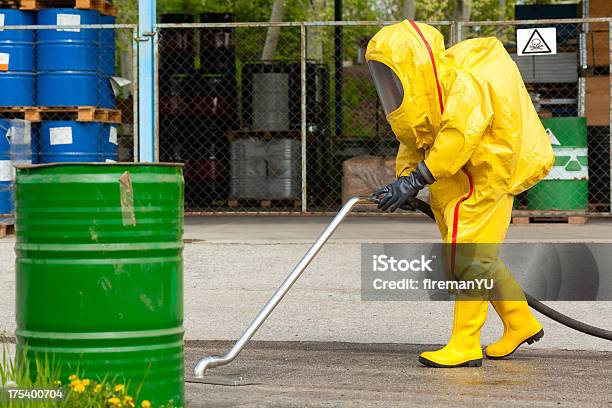 Trabalhador Em Macacão De Hazmat Campo De Limpeza Amarelo - Fotografias de stock e mais imagens de Roupa Antirradioativa