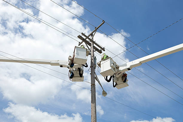 electric utilidad de trabajadores en camión períodos cerca de polos - maintenance engineer fuel and power generation cherry picker electricity fotografías e imágenes de stock