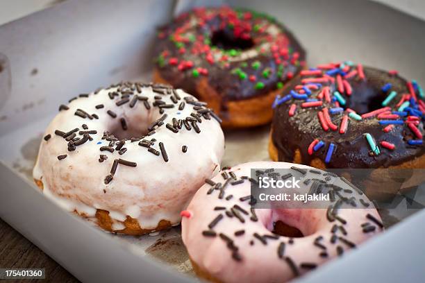 Donuts - Fotografias de stock e mais imagens de Alimentação Não-saudável - Alimentação Não-saudável, Assado no Forno, Caramelo