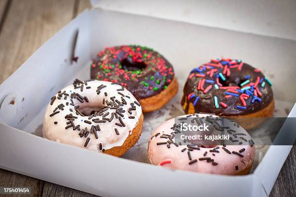 Donuts - Fotografias de stock e mais imagens de Alimentação Não-saudável - Alimentação Não-saudável, Assado no Forno, Caramelo