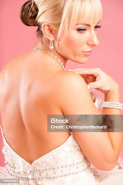 Noiva Retrato Em Fundo Rosa - Fotografias de stock e mais imagens de 20-24 Anos - 20-24 Anos, Adulto, Alegria