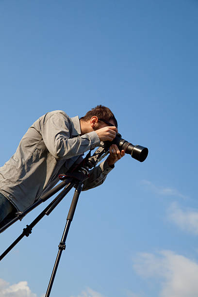 młody fotograf z aparatu na statywie. - looking through window lens tourist image zdjęcia i obrazy z banku zdjęć