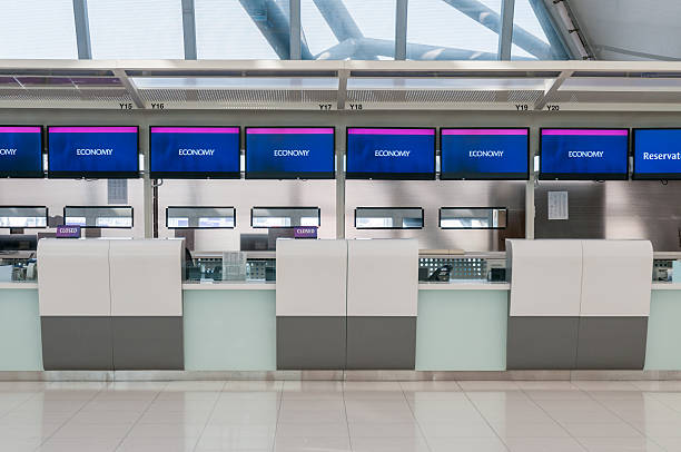 contadores aeropuerto del check-in - bangkok mass transit system fotografías e imágenes de stock