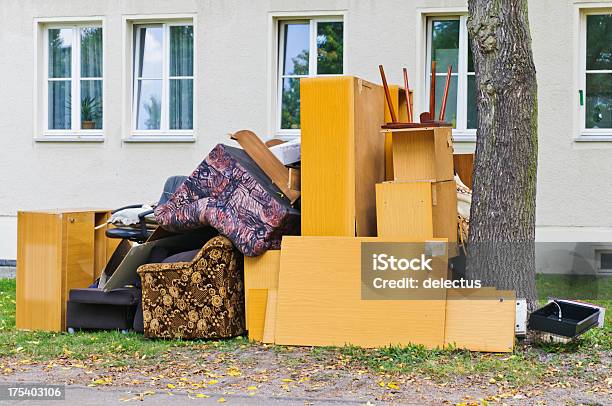 Los Residuos Sperrmüll Voluminosos Foto de stock y más banco de imágenes de Basura - Basura, Quitar, Muebles