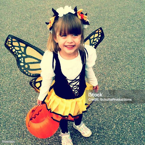 Kleines Mädchen In Halloweenkostümen Stockfoto und mehr Bilder von Fee - Fee, Riesenkürbis, Schmetterling
