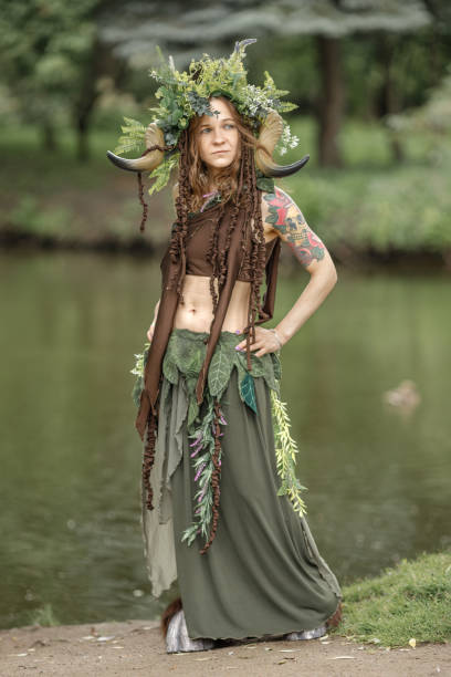 un joli jeune faune dans les bois. créature mythologique de la forêt à l’arbre - women nymph hairstyle mythology photos et images de collection