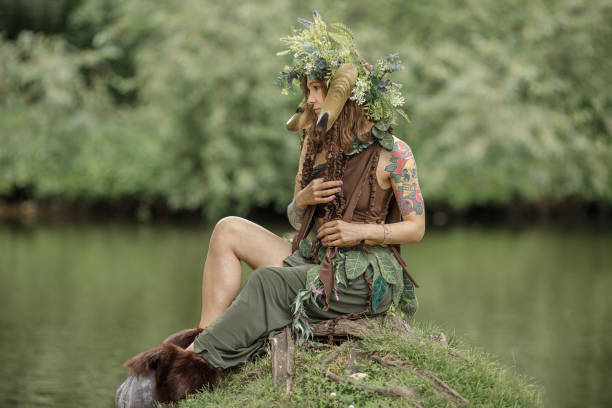 un joli jeune faune dans les bois. créature mythologique de la forêt à l’arbre - women nymph hairstyle mythology photos et images de collection