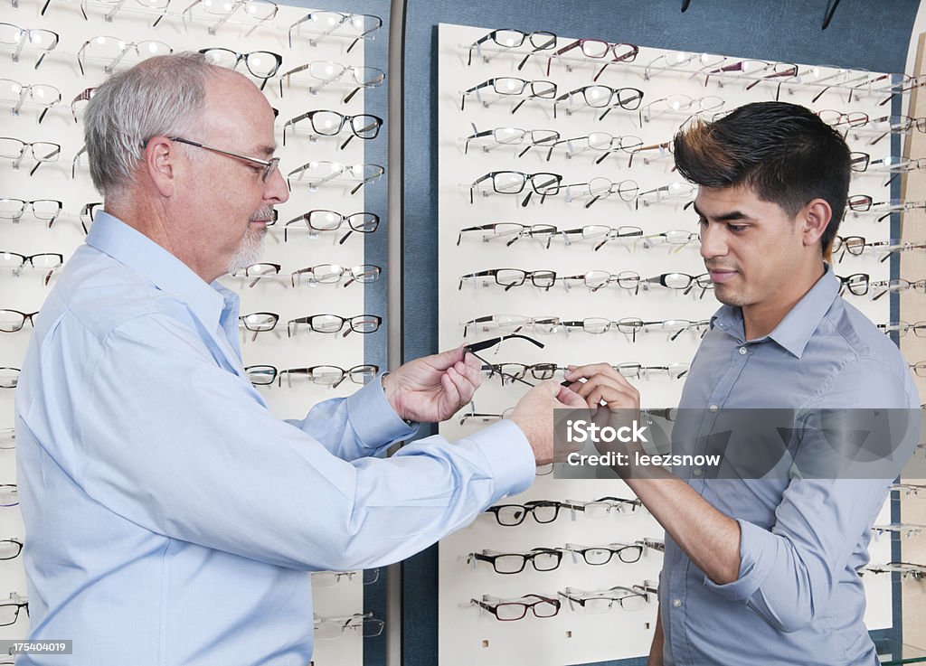 Jovem de tentar novos óculos em Optometrista - Royalty-free Adulto Foto de stock