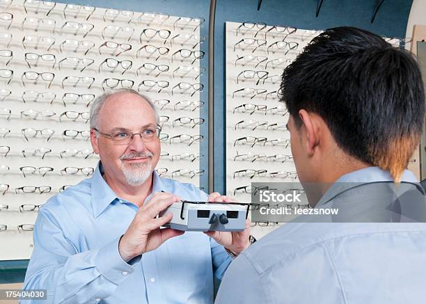 Photo libre de droit de Mesurer Les Yeux Pour De Nouvelles Lunettes banque d'images et plus d'images libres de droit de Adulte - Adulte, Choisir, Consultation médicale