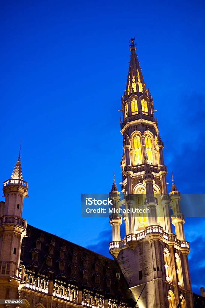 Hôtel De Ville в Брюсселе в ночь - Стоковые фото Архитектура роялти-фри