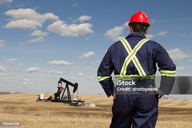 Bohrarbeiter In Einem Feld Stockfoto und mehr Bilder von Erdöl - Erdöl, Herstellendes Gewerbe, Arbeiter