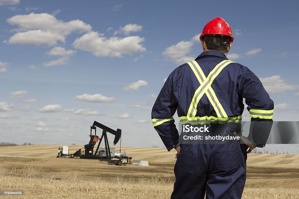 Trabalhadores em um campo de petróleo - Foto de stock de Indústria royalty-free