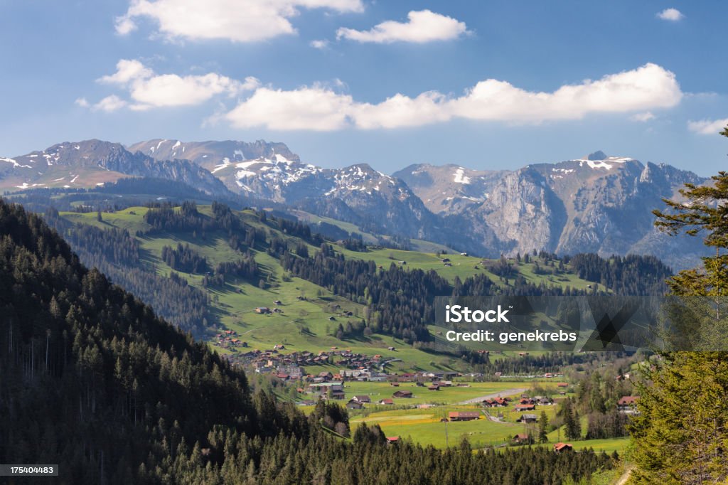 Zweisimmen, alpes Bernese, resorte tarde, la luz del sol, mounta - Foto de stock de Aldea libre de derechos