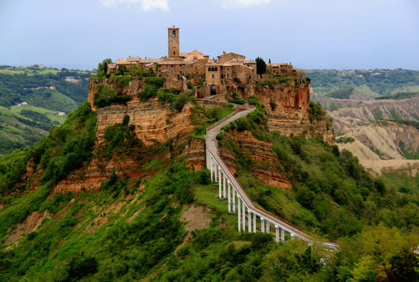 vista del valle y de la ciudad de civita di bagnoregio en la provincia de viterbo, región del lacio - civita di bagnoregio fotografías e imágenes de stock