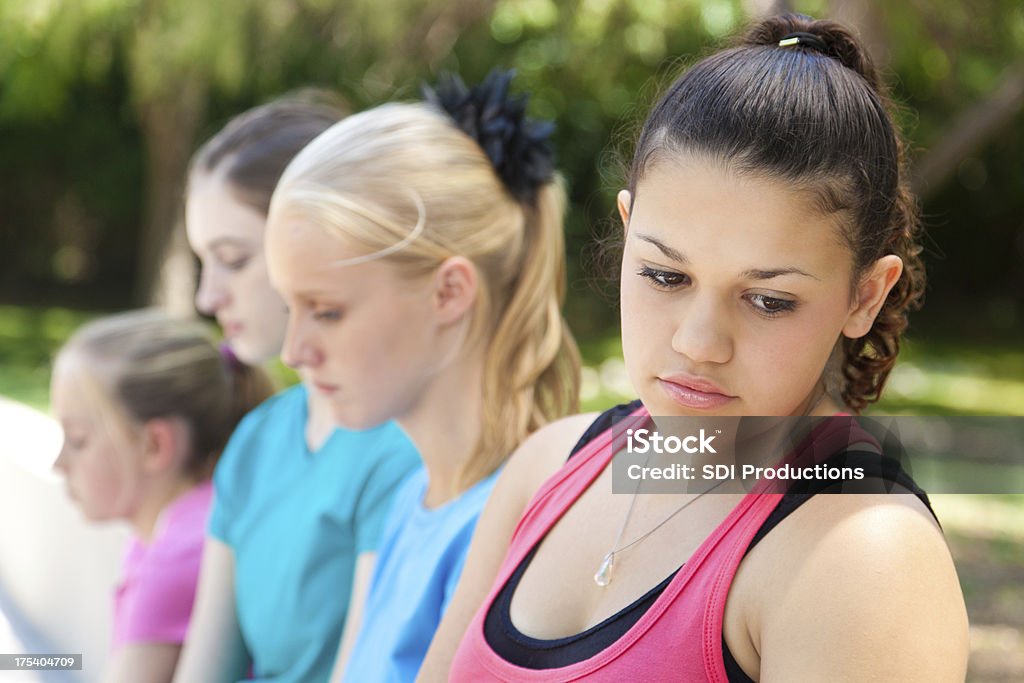 Грустно девушки с друзьями в школе - Стоковые фото Девушки роялти-фри