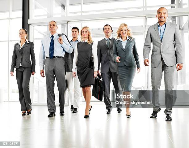 Gruppe Von Erfolgreichen Geschäftsleute Stockfoto und mehr Bilder von Büro - Büro, Eintreten, Gehen