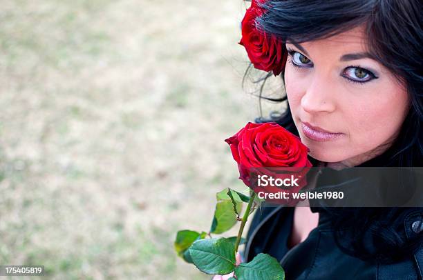 Frau Mit Rosen Stockfoto und mehr Bilder von Alternative Behandlungsmethode - Alternative Behandlungsmethode, Aromatherapie, Blume