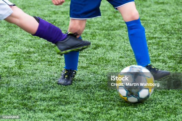 축구 킥 굴절률은 무릎 축구에 대한 스톡 사진 및 기타 이미지 - 축구, 반칙-스포츠 활동, 축구공