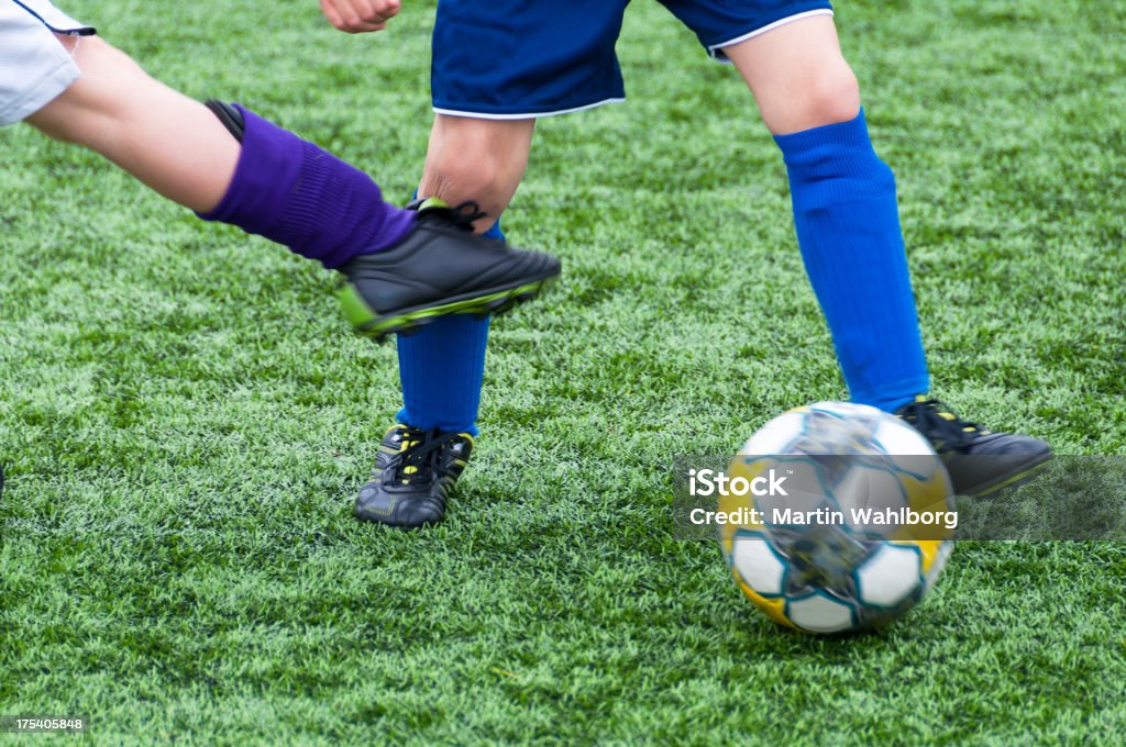 Futebol, chute no joelho - Foto de stock de Futebol royalty-free