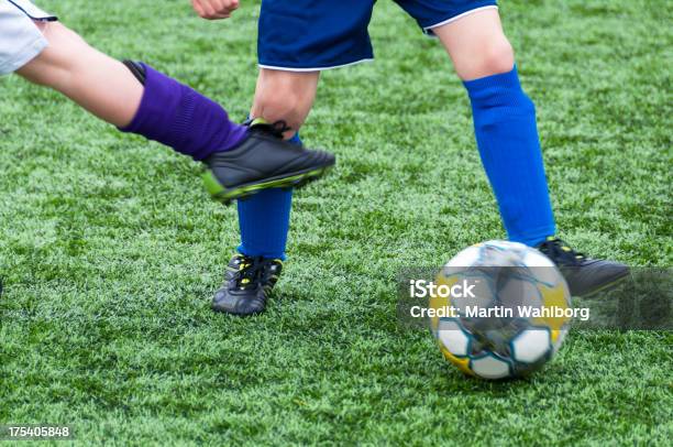 Foto de Futebol Chute No Joelho e mais fotos de stock de Futebol - Futebol, Falta - Termo esportivo, Bola de Futebol