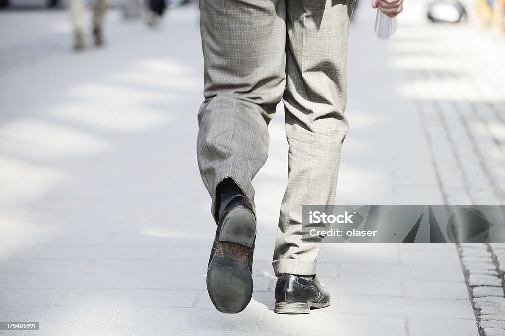 Бизнес человек ходьбы плиткой wallking на улице - Стоковые фото Ступня человека роялти-фри