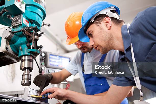 Junger Ingenieur Und Foreman Stockfoto und mehr Bilder von Maschinenteil - Ausrüstung und Geräte - Maschinenteil - Ausrüstung und Geräte, Kommerzielle Herstellung, Vorarbeiter