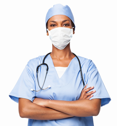 Mujer profesional médico con máscara quirúrgica aislado photo