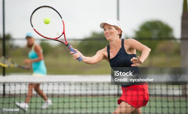Photo libre de droit de Jeune Femme Jouant Au Tennis Avec Lits Doubles banque d'images et plus d'images libres de droit de Tennis - Tennis, Jouer, Femmes