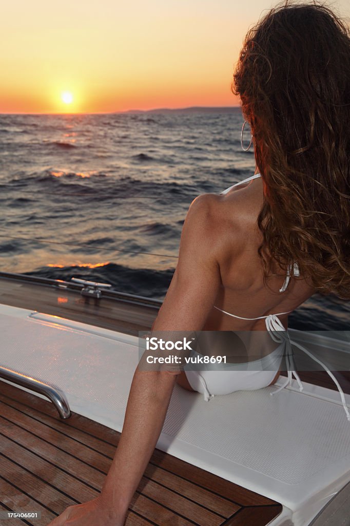 Rejs o zachodzie słońca - Zbiór zdjęć royalty-free (Bikini)