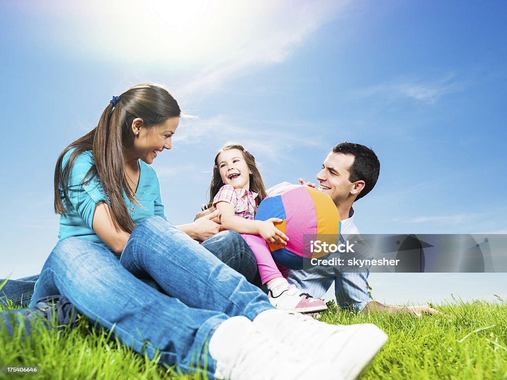 Giovane famiglia felice contro il cielo sereno. - Foto stock royalty-free di Famiglia