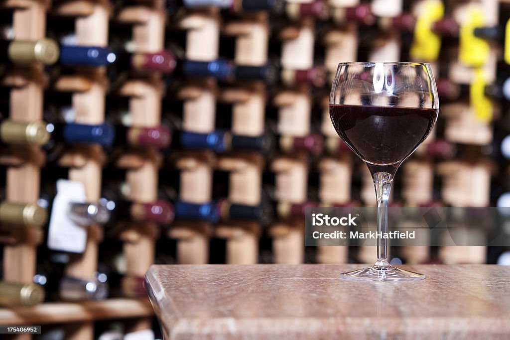 Copo de vinho na mesa na adega - Foto de stock de Adega - Característica arquitetônica royalty-free