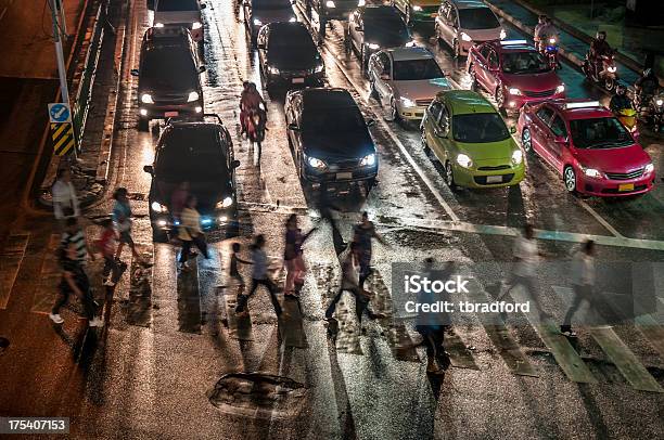 Tráfego Ocupado E Peão De Passagem À Noite - Fotografias de stock e mais imagens de Banguecoque - Banguecoque, Cruzar, Estrada