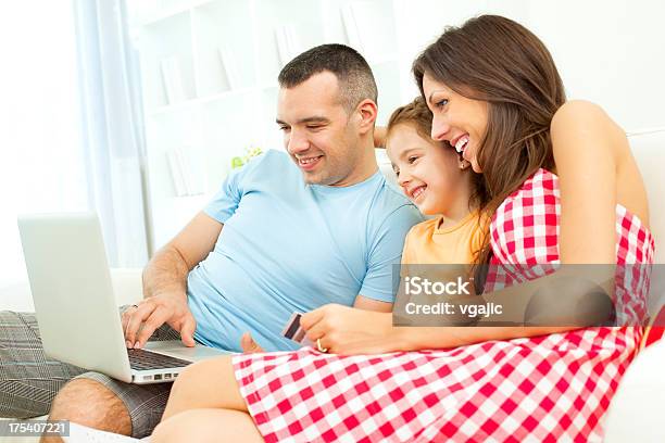 Familie Einkaufen Online Mit Laptop Stockfoto und mehr Bilder von Bankkarte - Bankkarte, Behaglich, Beide Elternteile