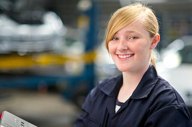 sorridente feminino mecânico - trainee mechanic engineer student imagens e fotografias de stock