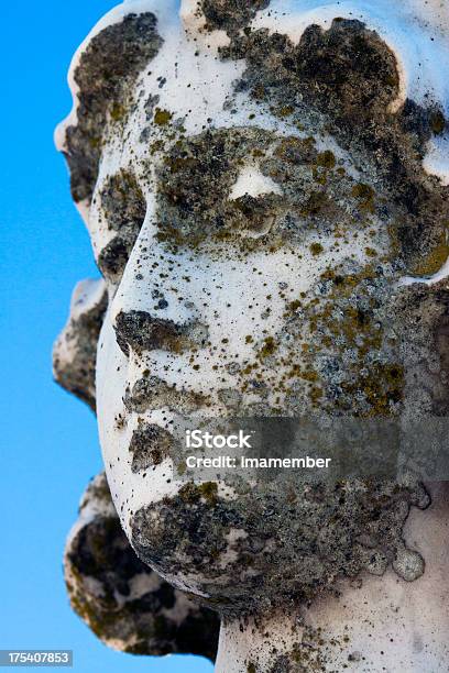 Primo Piano Del Volto Di Ragazza Wetahered Statua Contro Blu Cielo - Fotografie stock e altre immagini di Ambientazione esterna