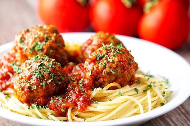 spaghetti con polpette - mediterranean cuisine wood horizontal food and drink foto e immagini stock