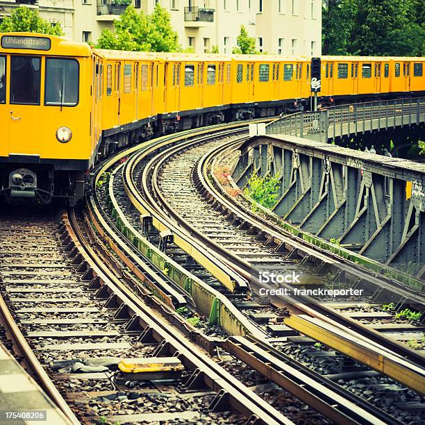 Berlin Żółty Pociągu Na Wiedeńskiego Metraniemcy - zdjęcia stockowe i więcej obrazów Metro - Metro, Berlin, Balustrada - Granica