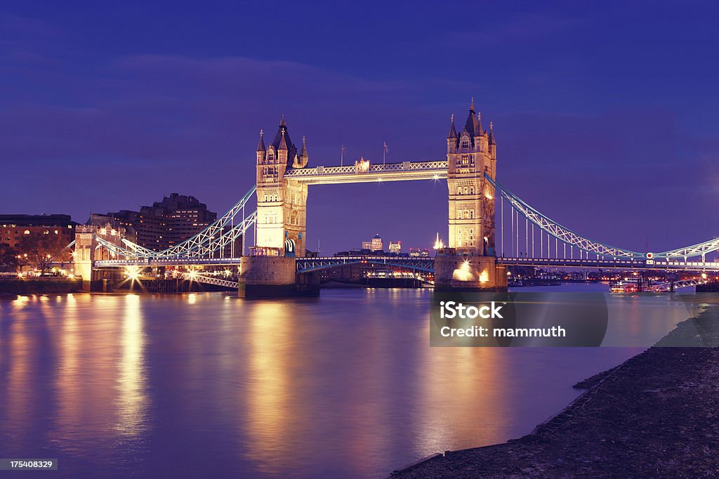 Tower Bridge in London in den Abend - Lizenzfrei Abenddämmerung Stock-Foto