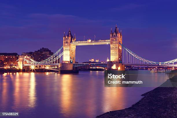 Tower Bridge A Londra La Sera - Fotografie stock e altre immagini di Ambientazione esterna - Ambientazione esterna, Architettura, Attrezzatura per illuminazione