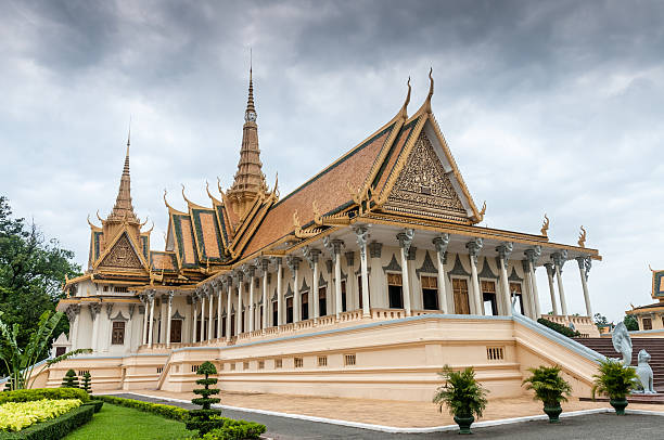 il palazzo reale e la pagoda d'argento a phnom penh, cambogia - stupa royal stupa local landmark national landmark foto e immagini stock