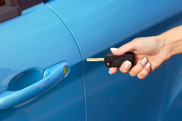 откройте на автомобиле - car car door car key door стоковые фото и изображения