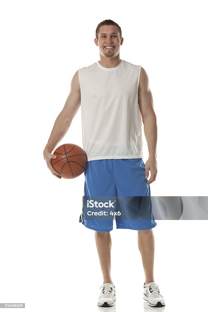 Felice sportivo che tiene un pallone da pallacanestro - Foto stock royalty-free di Basket